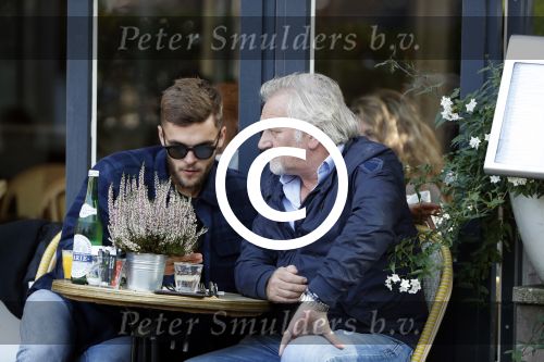 Amsterdam 27 september 2017   
Frank Wisse met zoon Bob op terras