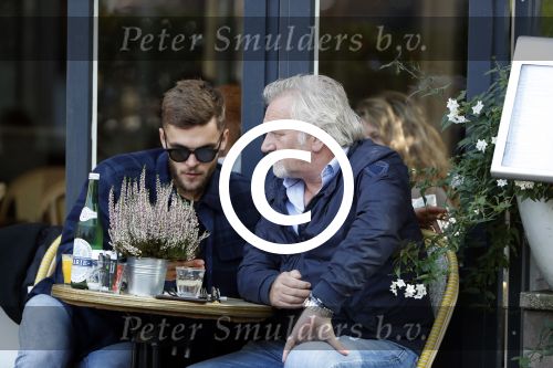 Amsterdam 27 september 2017   
Frank Wisse met zoon Bob op terras