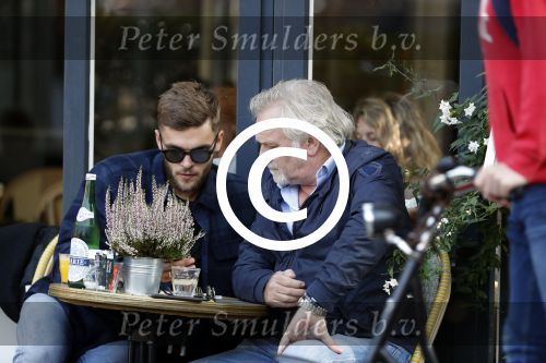 Amsterdam 27 september 2017   
Frank Wisse met zoon Bob op terras