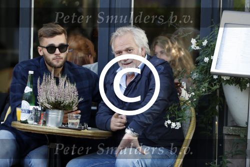 Amsterdam 27 september 2017   
Frank Wisse met zoon Bob op terras