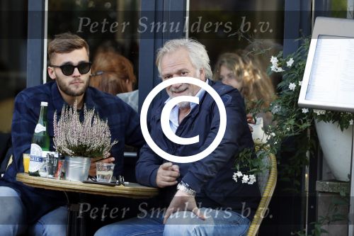 Amsterdam 27 september 2017   
Frank Wisse met zoon Bob op terras