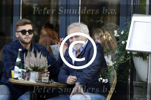 Amsterdam 27 september 2017   
Frank Wisse met zoon Bob op terras
