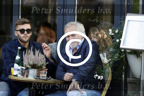 Amsterdam 27 september 2017   
Frank Wisse met zoon Bob op terras
