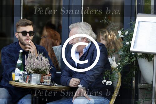 Amsterdam 27 september 2017   
Frank Wisse met zoon Bob op terras