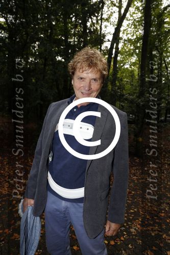 Hilversum 29 september 2017
Boekpresentatie in de wisseloord studio\'s. Rob de Nijs ontvangt het eerste boek. hans v hemert in brace na val