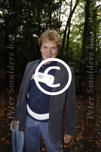 Hilversum 29 september 2017
Boekpresentatie in de wisseloord studio\'s. Rob de Nijs ontvangt het eerste boek. hans v hemert in brace na val