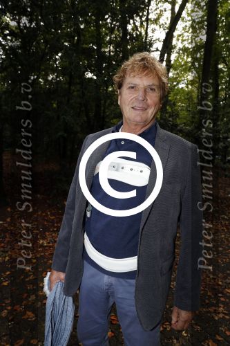 Hilversum 29 september 2017
Boekpresentatie in de wisseloord studio\'s. Rob de Nijs ontvangt het eerste boek. hans v hemert in brace na val