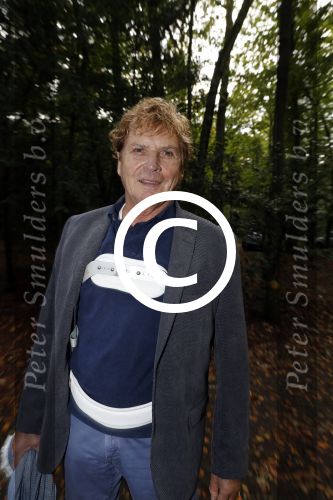 Hilversum 29 september 2017
Boekpresentatie in de wisseloord studio\'s. Rob de Nijs ontvangt het eerste boek. hans v hemert in brace na val