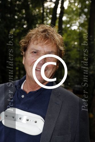 Hilversum 29 september 2017
Boekpresentatie in de wisseloord studio\'s. Rob de Nijs ontvangt het eerste boek. hans v hemert in brace na val