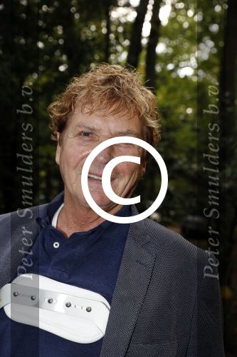 Hilversum 29 september 2017
Boekpresentatie in de wisseloord studio\'s. Rob de Nijs ontvangt het eerste boek. hans v hemert in brace na val