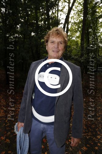 Hilversum 29 september 2017
Boekpresentatie in de wisseloord studio\'s. Rob de Nijs ontvangt het eerste boek. hans v hemert in brace na val