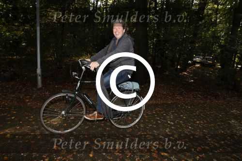 Hilversum 29 september 2017
Boekpresentatie in de wisseloord studio\'s. Rob de Nijs ontvangt het eerste boek. Hewnkjan Smits op de fiets