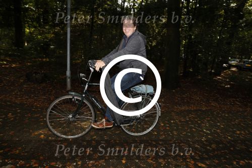 Hilversum 29 september 2017
Boekpresentatie in de wisseloord studio\'s. Rob de Nijs ontvangt het eerste boek. Hewnkjan Smits op de fiets