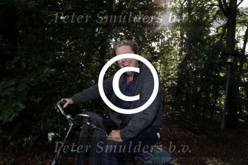 Hilversum 29 september 2017
Boekpresentatie in de wisseloord studio\'s. Rob de Nijs ontvangt het eerste boek. Hewnkjan Smits op de fiets
