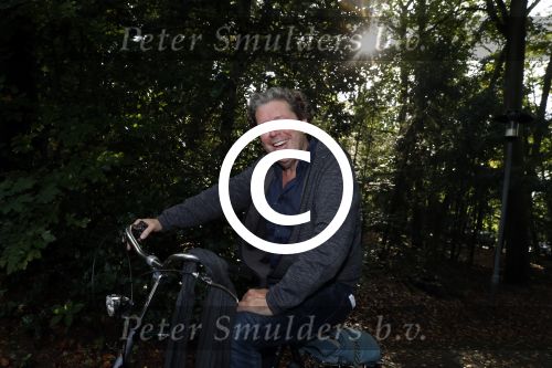 Hilversum 29 september 2017
Boekpresentatie in de wisseloord studio\'s. Rob de Nijs ontvangt het eerste boek. Hewnkjan Smits op de fiets