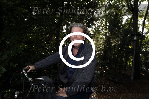 Hilversum 29 september 2017
Boekpresentatie in de wisseloord studio\'s. Rob de Nijs ontvangt het eerste boek. Hewnkjan Smits op de fiets