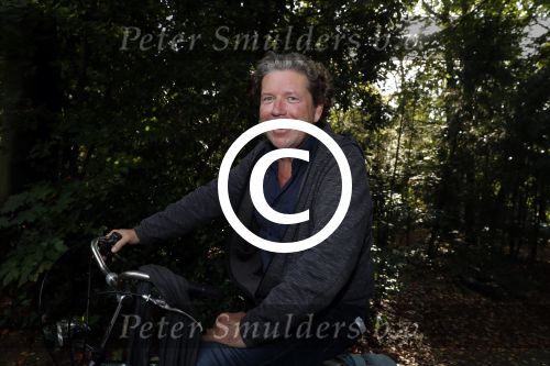 Hilversum 29 september 2017
Boekpresentatie in de wisseloord studio\'s. Rob de Nijs ontvangt het eerste boek. Hewnkjan Smits op de fiets