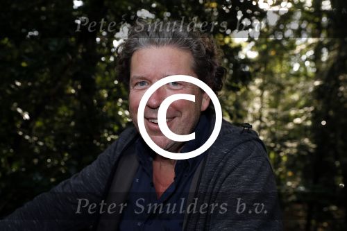 Hilversum 29 september 2017
Boekpresentatie in de wisseloord studio\'s. Rob de Nijs ontvangt het eerste boek. Hewnkjan Smits op de fiets
