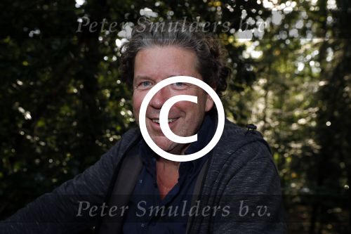 Hilversum 29 september 2017
Boekpresentatie in de wisseloord studio\'s. Rob de Nijs ontvangt het eerste boek. Hewnkjan Smits op de fiets