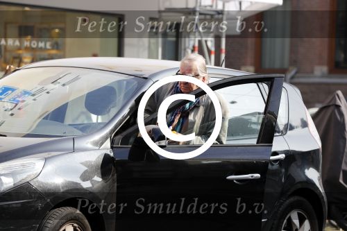 Amsterdam 27 september 2017   
Huub Oosterhuis stapt in zijn auto
