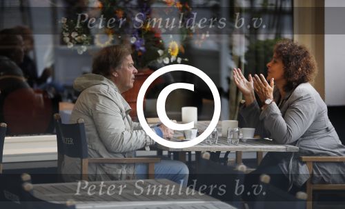 Amsterdam 30 september 2017
Ivo Niehe met een kennis op terras