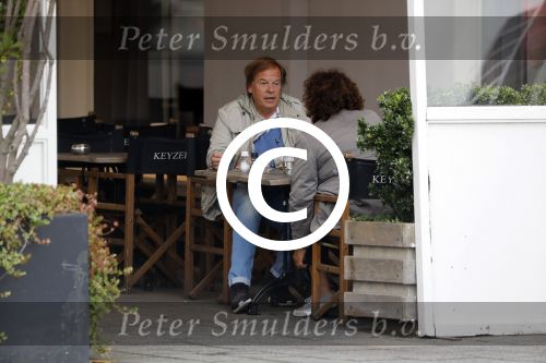 Amsterdam 30 september 2017
Ivo Niehe met een kennis op terras