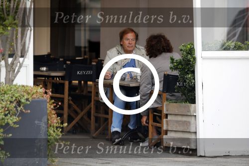 Amsterdam 30 september 2017
Ivo Niehe met een kennis op terras