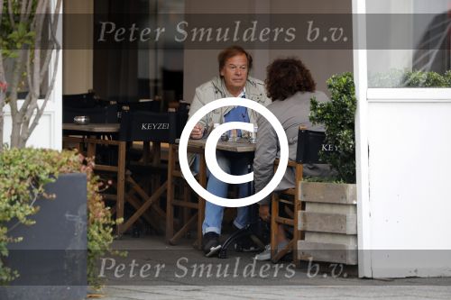 Amsterdam 30 september 2017
Ivo Niehe met een kennis op terras