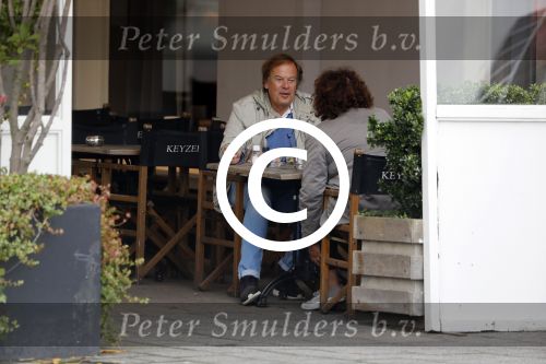 Amsterdam 30 september 2017
Ivo Niehe met een kennis op terras