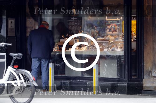 Amsterdam 26 september 2017 
Jaap v Zweden kijkt naar een etalage met daarin horloges