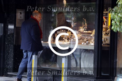 Amsterdam 26 september 2017 
Jaap v Zweden kijkt naar een etalage met daarin horloges