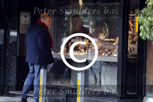 Amsterdam 26 september 2017 
Jaap v Zweden kijkt naar een etalage met daarin horloges