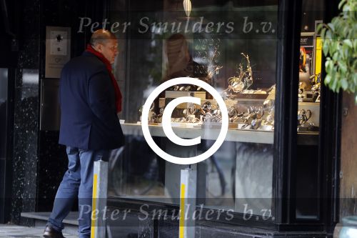 Amsterdam 26 september 2017 
Jaap v Zweden kijkt naar een etalage met daarin horloges