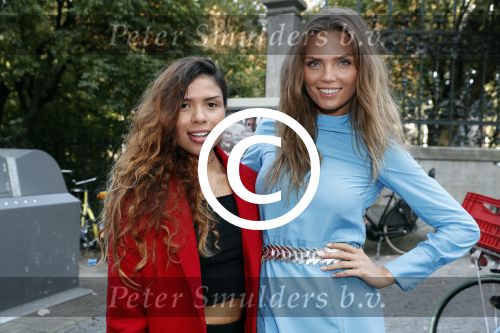Amsterdam 24 september 2017
Opening expositie Kim Feenstra bij siematic keukens. Kim met haar zus
