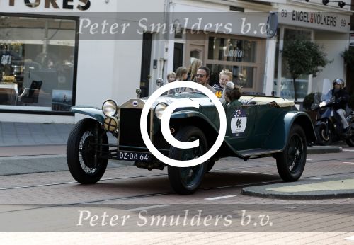 Amsterdam 27 september 2017   
Marco Geeratz met zijn zoon en een vriendje in zijn oldtimer Cabrio