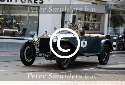Amsterdam 27 september 2017   
Marco Geeratz met zijn zoon en een vriendje in zijn oldtimer Cabrio