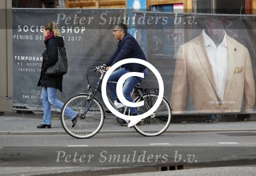 Amsterdam 27 september 2017 
Mustapha Nakhli de bekende voetbalmakelaar van onder andere Hakim Zyjech op de fiets in amsterdam