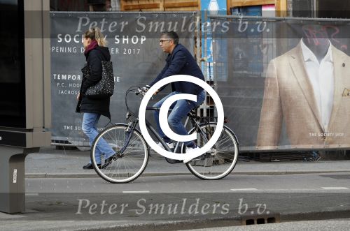 Amsterdam 27 september 2017 
Mustapha Nakhli de bekende voetbalmakelaar van onder andere Hakim Zyjech op de fiets in amsterdam