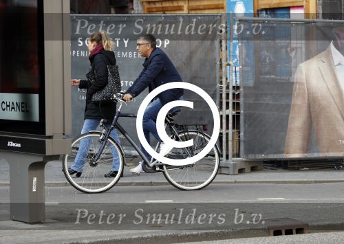Amsterdam 27 september 2017 
Mustapha Nakhli de bekende voetbalmakelaar van onder andere Hakim Zyjech op de fiets in amsterdam