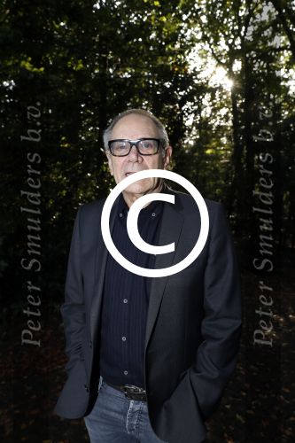 Hilversum 29 september 2017
Boekpresentatie in de wisseloord studio\'s. Rob de Nijs ontvangt het eerste boek