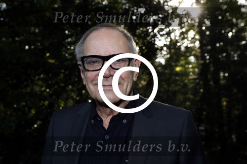 Hilversum 29 september 2017
Boekpresentatie in de wisseloord studio\'s. Rob de Nijs ontvangt het eerste boek