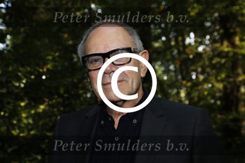Hilversum 29 september 2017
Boekpresentatie in de wisseloord studio\'s. Rob de Nijs ontvangt het eerste boek