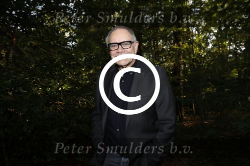 Hilversum 29 september 2017
Boekpresentatie in de wisseloord studio\'s. Rob de Nijs ontvangt het eerste boek
