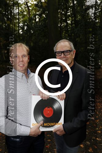 Hilversum 29 september 2017
Boekpresentatie in de wisseloord studio\'s. Rob de Nijs ontvangt het eerste boek