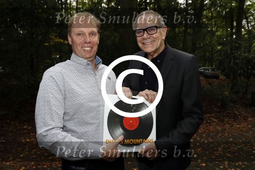 Hilversum 29 september 2017
Boekpresentatie in de wisseloord studio\'s. Rob de Nijs ontvangt het eerste boek