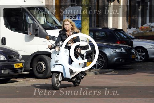 Amsterdam 27 september 2017 
Mrs Einstein zangeres Saskia van Zutphen op haar scooter