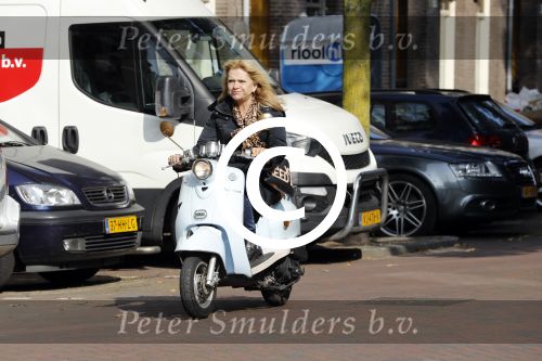 Amsterdam 27 september 2017 
Mrs Einstein zangeres Saskia van Zutphen op haar scooter