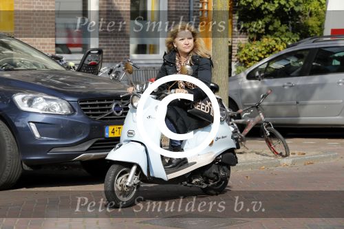 Amsterdam 27 september 2017 
Mrs Einstein zangeres Saskia van Zutphen op haar scooter