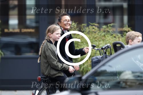 Amsterdam 27 september 2017     
Suzanne Klemann met dochter in amsterdam zuid