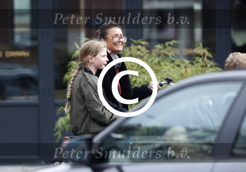 Amsterdam 27 september 2017     
Suzanne Klemann met dochter in amsterdam zuid